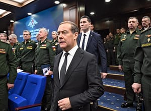 Dmitri Medvedev îl amenință cu moartea pe Zelenski și spune că trupul său ar trebui expus într-un muzeu din Rusia: „Doamna cu coasa îi suflă în ceafă”