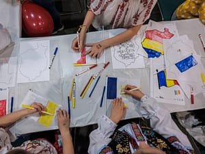 O româncă din diaspora descrie momentul istoric prin care trecem: „Acum are loc o transformare a societății în haite”