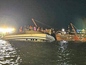 Cum a reușit să supraviețuiască un copil de 10 ani după naufragiul unui vas turistic în Vietnam / Cel puțin 37 de morți