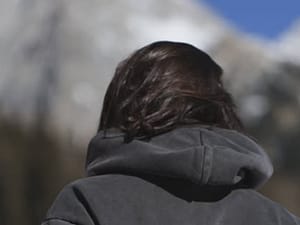 Condamnată și amendată cu 20.000 €, după ce a recunoscut că i-a furat cardurile unei colege! Riscă încă o pedeapsă URIAȘĂ