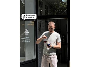 StartupCafe.ro: Business CheckIn. Până la Barou, barista. Un tânăr din Timișoara și-a deschis cafenea lângă facultatea de Drept pe care o urma