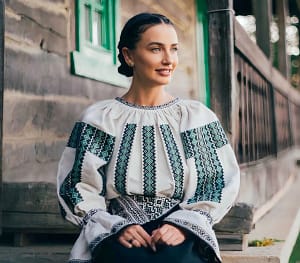 Paula Hriscu interzice Realitatea TV să-i mai folosească piesa ”România, mândru plai” după ce aceasta a fost asociată abuziv cu mișcarea suveranistă: ”Eu fac muzică, nu politică”