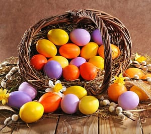 Vopsește ouăle de Paște în mod natural. Ce ingrediente din bucătărie dau cele mai frumoase culori