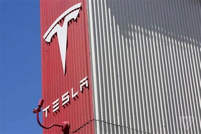 Probleme mari la Tesla: anchetă după ce milioane de mașini autonome au provocat incidente grave