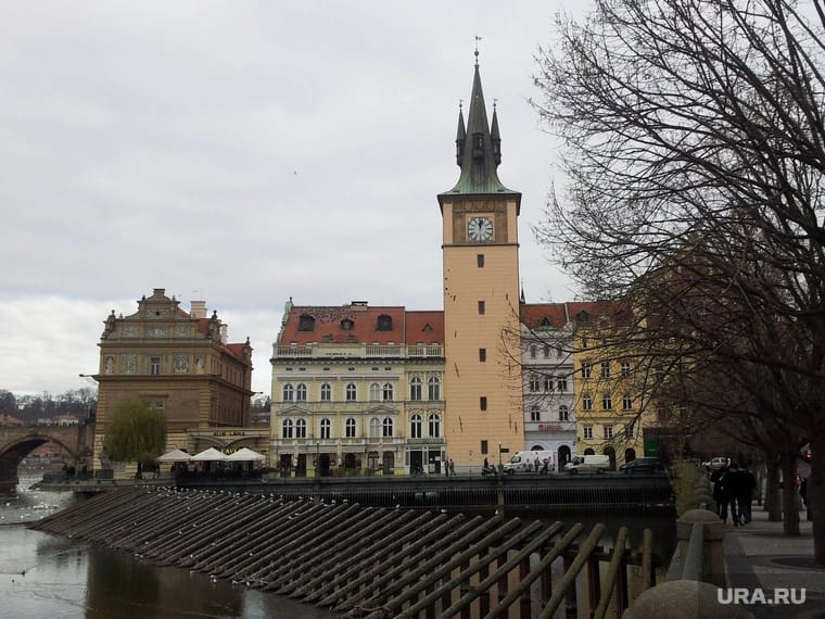 Praga interzice închirierea trotinetelor electrice din 2026 deoarece provoacă „haos pe trotuare”