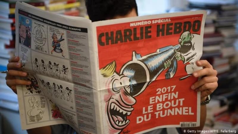 Plângere în justiţie împotriva revistei Charlie Hebdo după publicarea unei caricaturi despre incendiul de la Crans-Montana