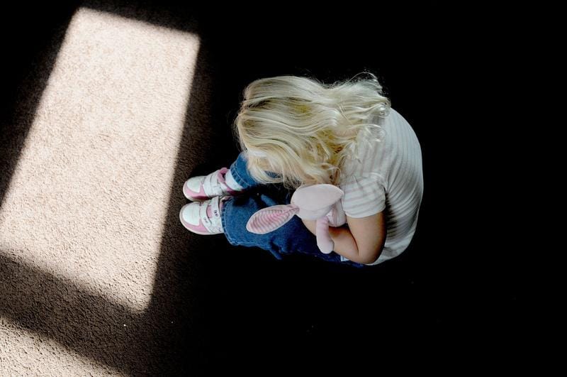 Fetiță supusă unui ritual de „exorcizare” de către mama sa. Femeia, anchetată penal și internată într-un spital de psihiatrie