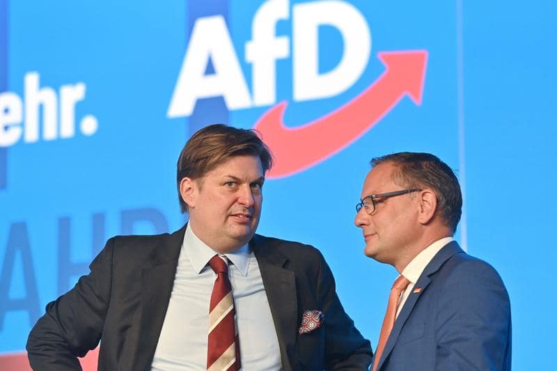 Fost asistent al unui lider AfD, condamnat la aproape cinci ani de închisoare pentru spionaj în favoarea Chinei. A colectat documente din Parlamentul European