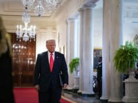 Donald Trump mărește tarifele vamale pentru China la 125%. A autorizat o pauză de 90 de zile pentru restul lumii