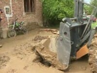 Dezastru în vestul țării. Viiturile puternice au distrus sute de gospodării: „Era nămolul până la genunchi”