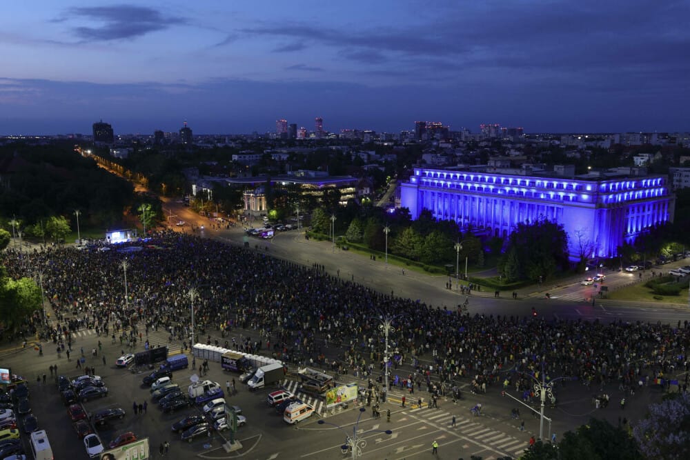 Mii de oameni au ieșit în stradă în marile orașe ale țării, pe 9 Mai: „România nu uita, Europa-i casa ta”. FOTO - Imaginea 3