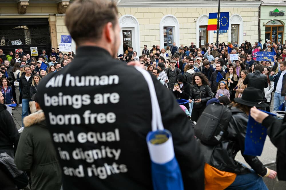 Mii de oameni au ieșit în stradă în marile orașe ale țării, pe 9 Mai: „România nu uita, Europa-i casa ta”. FOTO - Imaginea 8