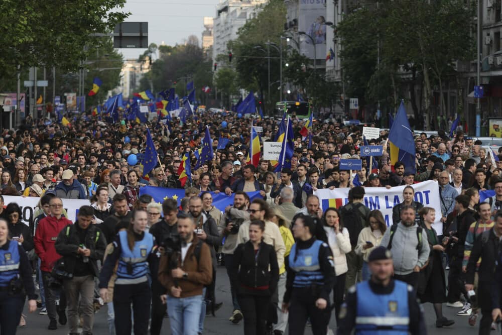 Mii de oameni au ieșit în stradă în marile orașe ale țării, pe 9 Mai: „România nu uita, Europa-i casa ta”. FOTO - Imaginea 16