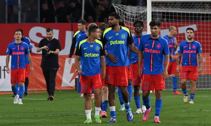 Fotbalistii stelisti David Andronic Popa, Malcolm Edjouma, Nana Kwame Antwi si Alexandru Marian Musi p�r�sesc triști