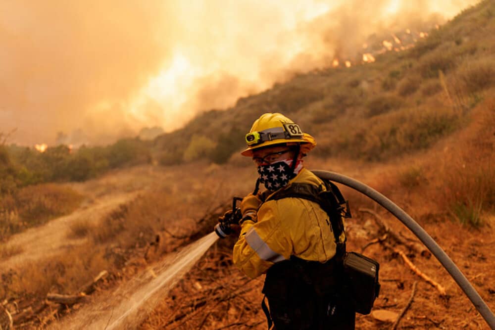 Incendiu devastator în California. Mii de oameni au primit ordin de evacuare. Orașul Santa Clarita este în stare de alertă - Imaginea 1