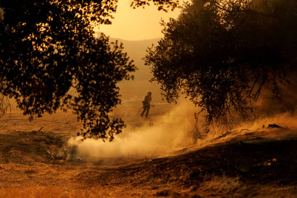 Incendiu devastator în California. Mii de oameni au primit ordin de evacuare. Orașul Santa Clarita este în stare de alertă - Imaginea 14