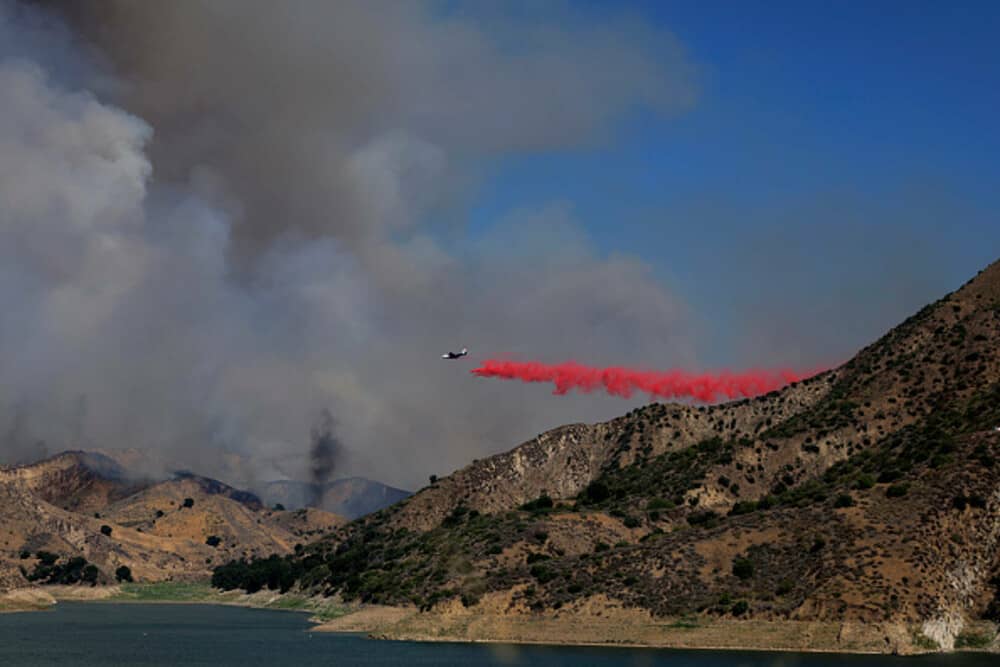 Incendiu devastator în California. Mii de oameni au primit ordin de evacuare. Orașul Santa Clarita este în stare de alertă - Imaginea 15
