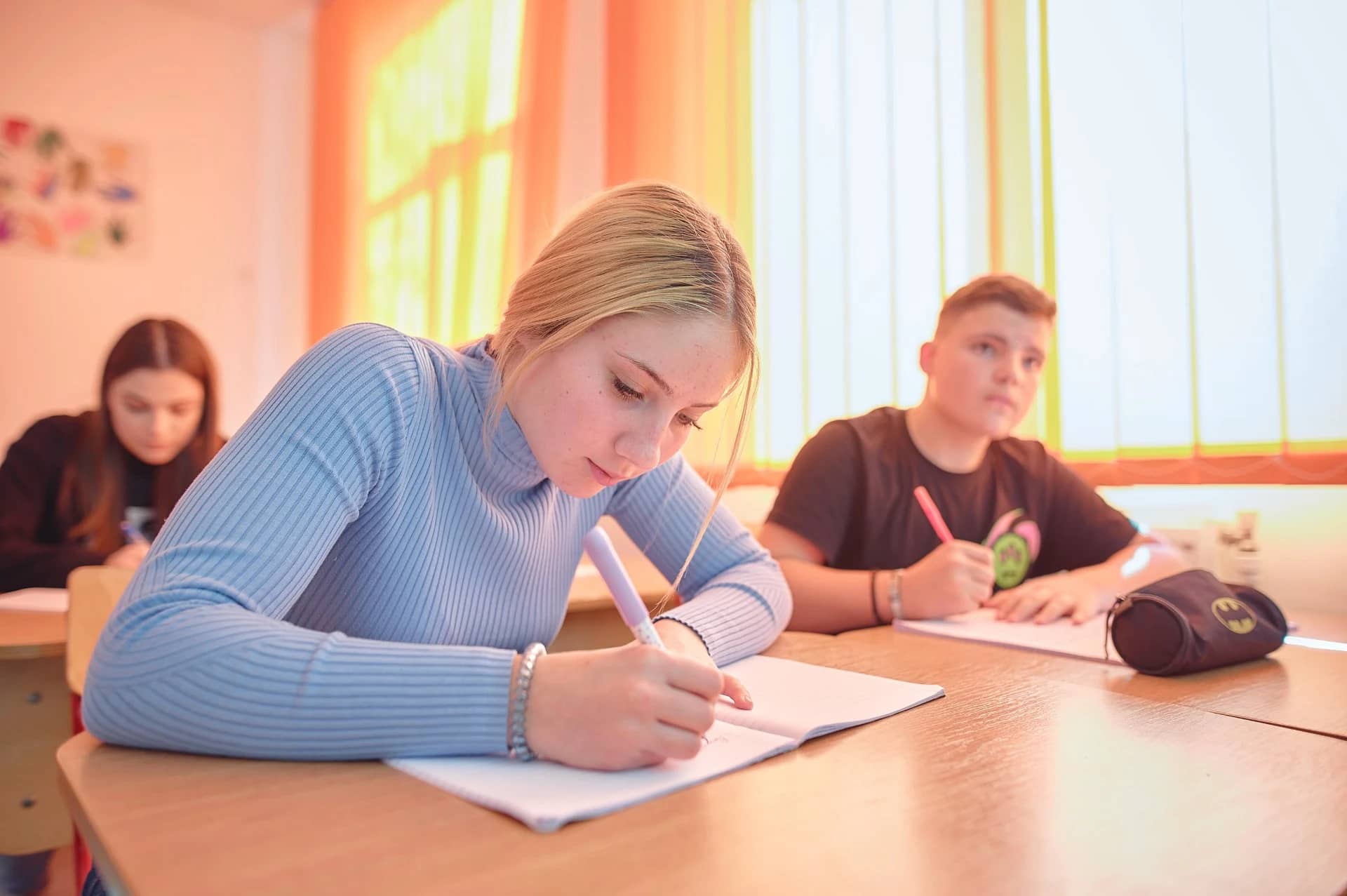 Tineri care dau examenul de Bacalaureat