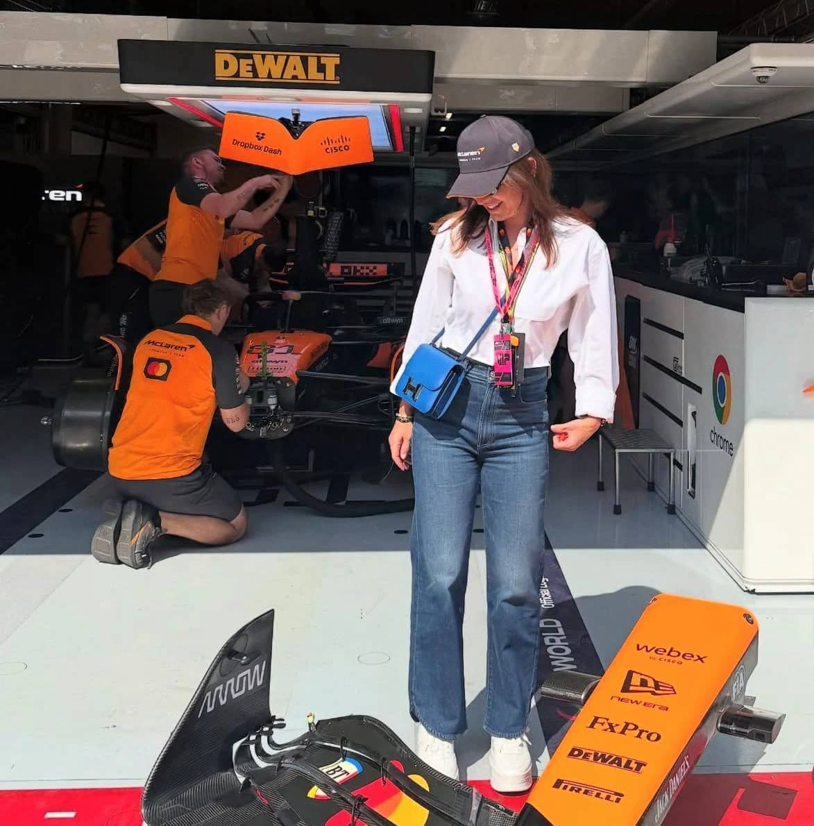 Simona Halep s-a fotografiat în fața monopostului McLaren  Sursa foto/Instagram