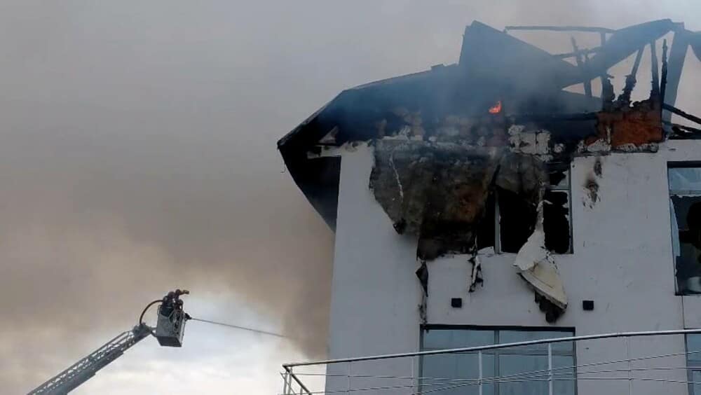 Incendiu violent la un hotel din Tătărani, Prahova. Două femei de 21 și 24 de ani au murit carbonizate. VIDEO - Imaginea 1