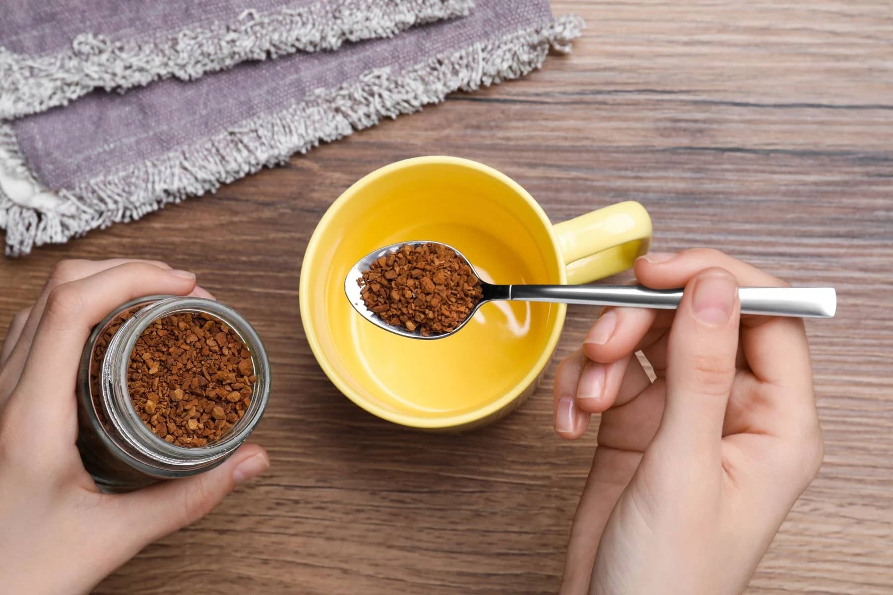 Cineva pregătește o cafea instant  Foto Shutterstock