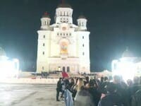 Oamenii au așteptat și noaptea pentru a intra în Catedrala Națională. ”Arată că și noi, românii, putem realiza ceva măreț”