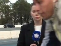 Momentul în care o jurnalistă din Brazilia este jefuită de un hoț pe bicicletă, chiar în timpul unei transmisiuni în direct