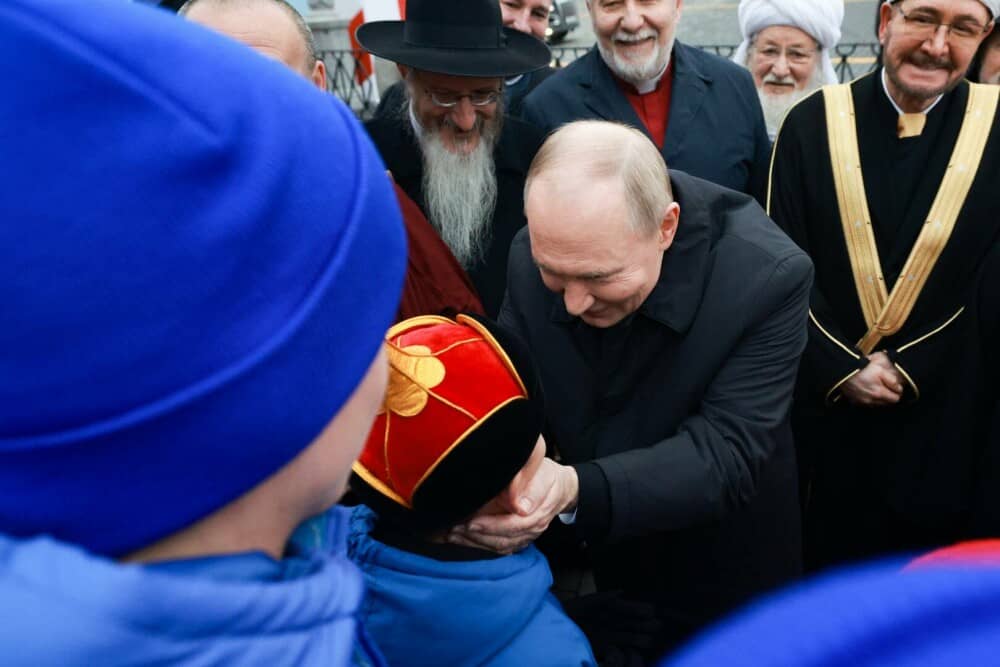 VIDEO. Momentul în care o fetiță de 11 ani îl confruntă pe Putin: „Unchiul meu e trimis din nou la război”. Reacția liderului - Imaginea 5