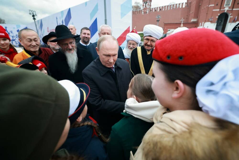 VIDEO. Momentul în care o fetiță de 11 ani îl confruntă pe Putin: „Unchiul meu e trimis din nou la război”. Reacția liderului - Imaginea 4