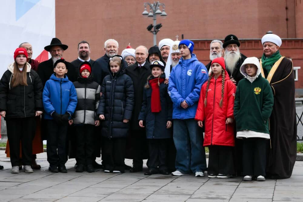 VIDEO. Momentul în care o fetiță de 11 ani îl confruntă pe Putin: „Unchiul meu e trimis din nou la război”. Reacția liderului - Imaginea 6