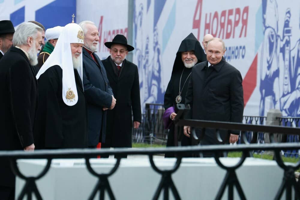 VIDEO. Momentul în care o fetiță de 11 ani îl confruntă pe Putin: „Unchiul meu e trimis din nou la război”. Reacția liderului - Imaginea 11