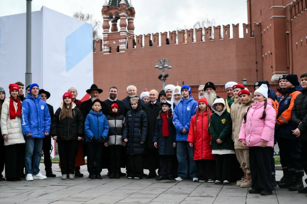 VIDEO. Momentul în care o fetiță de 11 ani îl confruntă pe Putin: „Unchiul meu e trimis din nou la război”. Reacția liderului - Imaginea 13