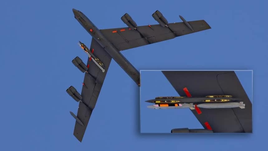 Rachetă misterioasă sub aripa unui B-52/ FOTO:X