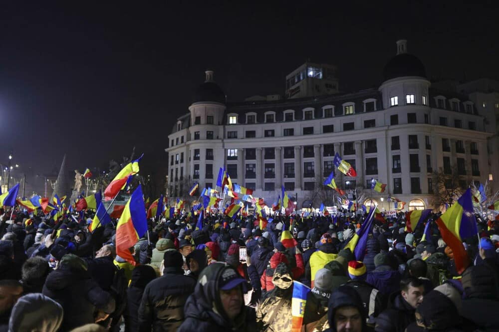 Protest &icirc;n București față de măsurile luate de Guvern. Traficul spre Piaţa Victoriei este blocat pe un sens | FOTO - Imaginea 1