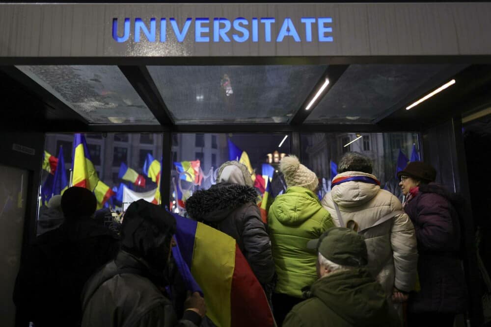 Protest &icirc;n București față de măsurile luate de Guvern. Traficul spre Piaţa Victoriei este blocat pe un sens | FOTO - Imaginea 2