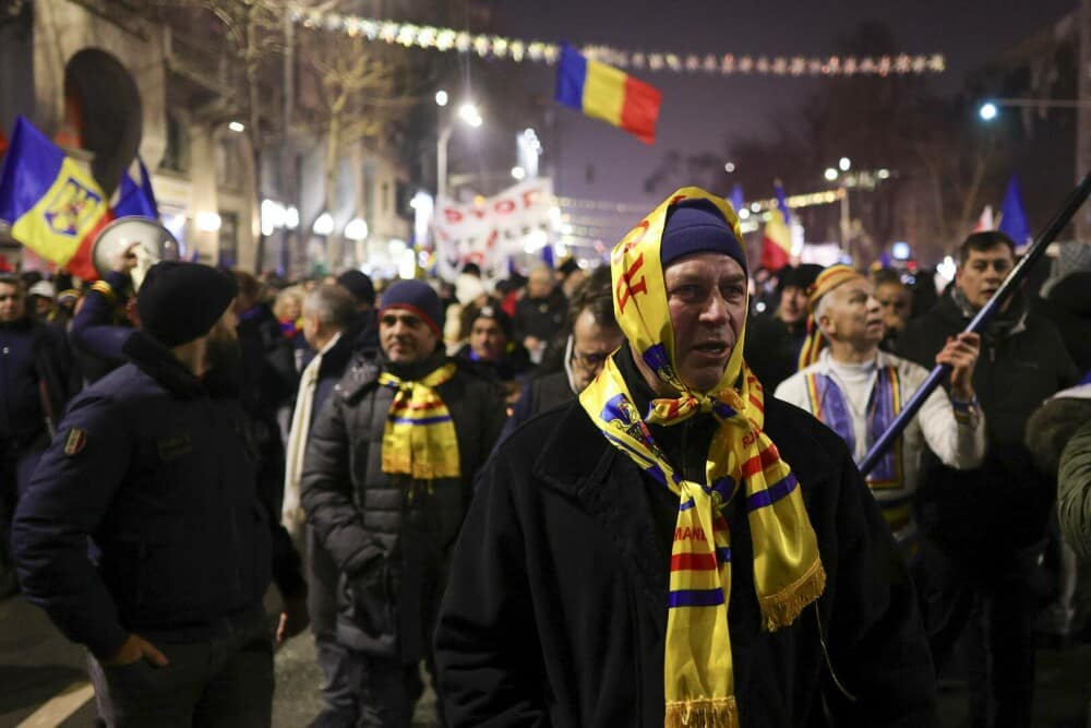 Protest &icirc;n București față de măsurile luate de Guvern. Traficul spre Piaţa Victoriei este blocat pe un sens | FOTO - Imaginea 3