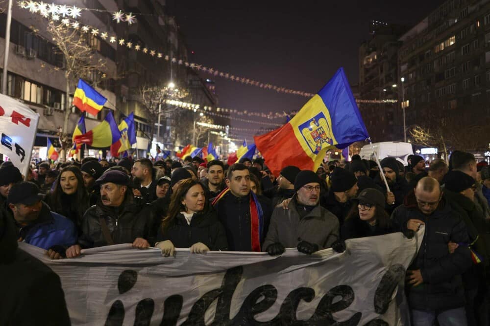 Protest &icirc;n București față de măsurile luate de Guvern. Traficul spre Piaţa Victoriei este blocat pe un sens | FOTO - Imaginea 4